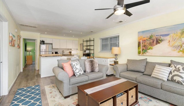 Full Condo w/pool, 5 min walk to beach