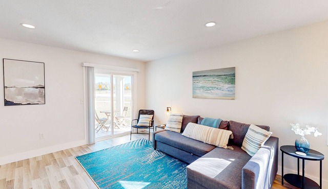 Full duplex near beach with renovated interior, screened porches-Dogs ok