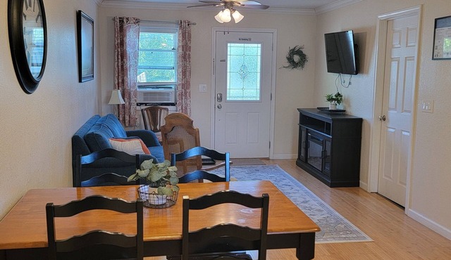 Full family APT in Nauvoo-Walking distance to Temple and Historic Nauvoo