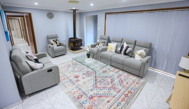 Full Farm House Stay 9 BR Sleeps 18 at Mangrove Mountain Near Central Coast NSW