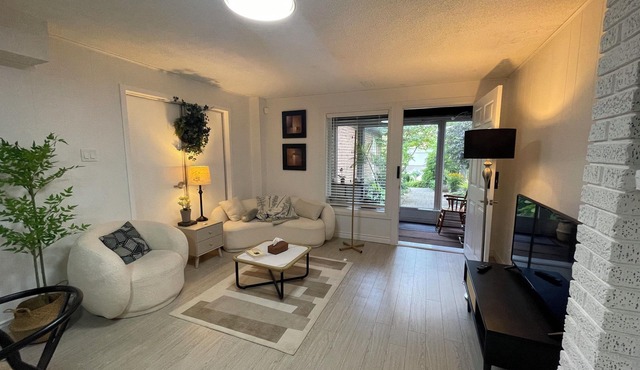 Full floor 2 bedroom suite at Thornhill