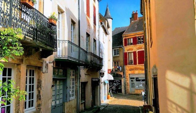 Fully renovated townhouse in St Gengoux's Old Quarter