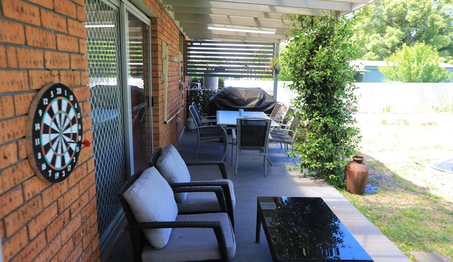 FULL Holiday Home, Backyard, SPA, Ducted Aircon, walk to LAKE, PUB, BEACH, SHOPS