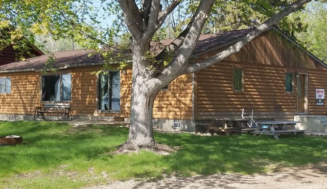Full Home directly on lake, great for fishing!