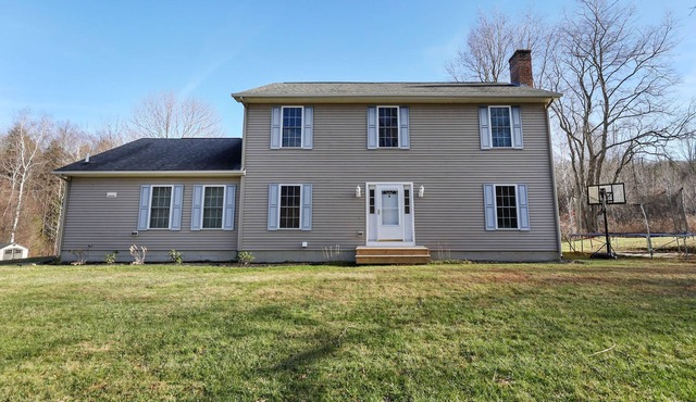 Full Home, Hot Tub, Mt Greylock view