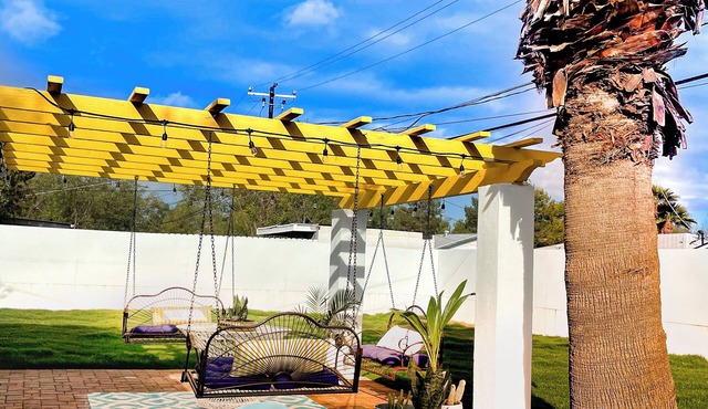 Full home, Pool/Hot-tub! Fun/Uniquen1 mile from Old Town!