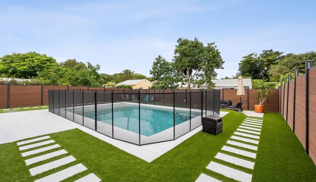 Full Home w/Heated Salt Water Pool/Mini Golf, Private/Clean, Iconic location!