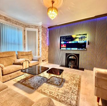 Full Home with Free Parking in Moss Bank, Crumpsall, Manchester