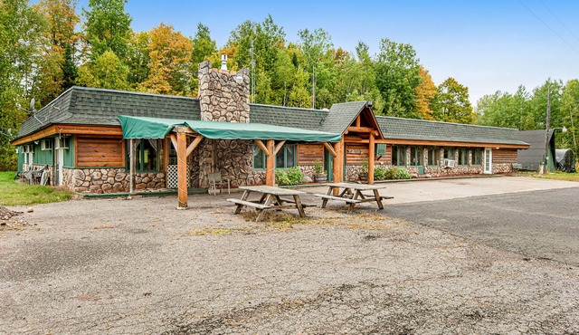 Full hotel with bar, commercial kitchen, pool table & fireplaces - dog-friendly