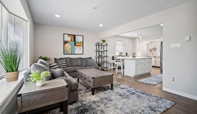 Full House 2 Blocks from Beach