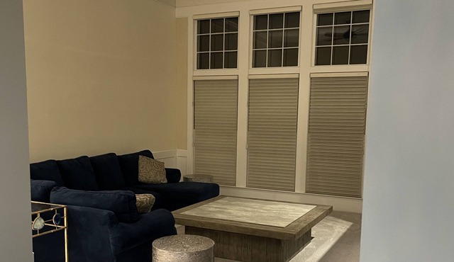 Full House Best Location in Kansas City ! Close to airport and down town.