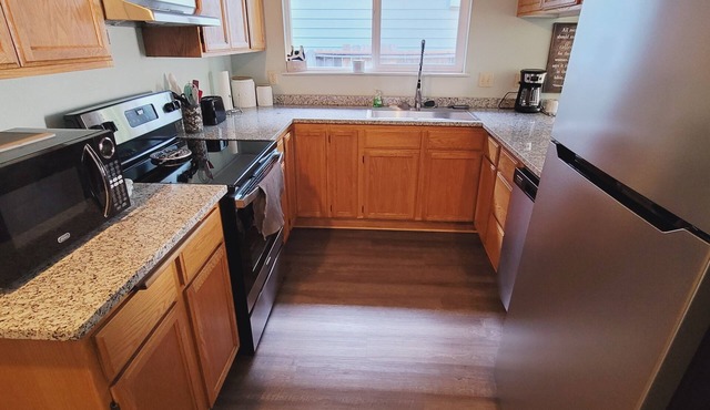 Full House: Fenced Backyard, Wi-Fi, Dogs Allowed!