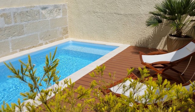 FULL HOUSE IN THE CITY CENTER WITH POOL AND GARAGE CLASSIFIED 4 STARS