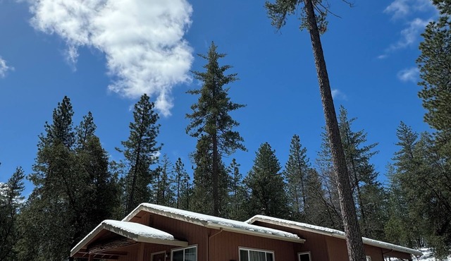 Full house near Yosemite National Park, with spacious rooms and Mountain views.
