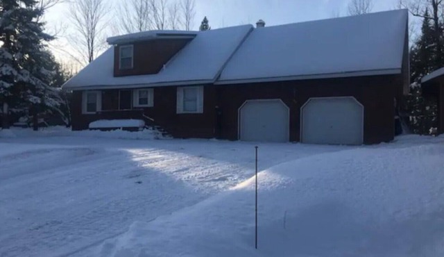 Full House on secluded road, 4 bed 2 bath, fully furnished basement w/bar + beds