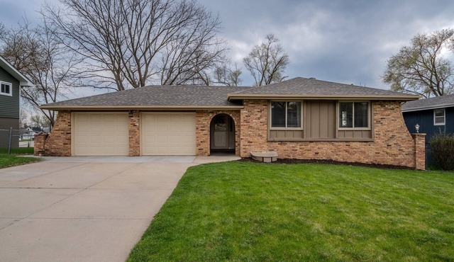 Full kitchen <30 Min to Zoo Gym nearby W/D Air hockey table Fireplace