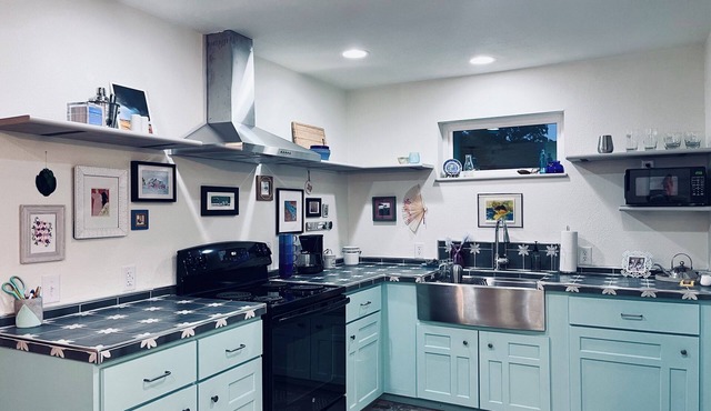 FULL KITCHEN – NEW 1-Bedroom Cottage, 15-Minutes From Silos & Baylor