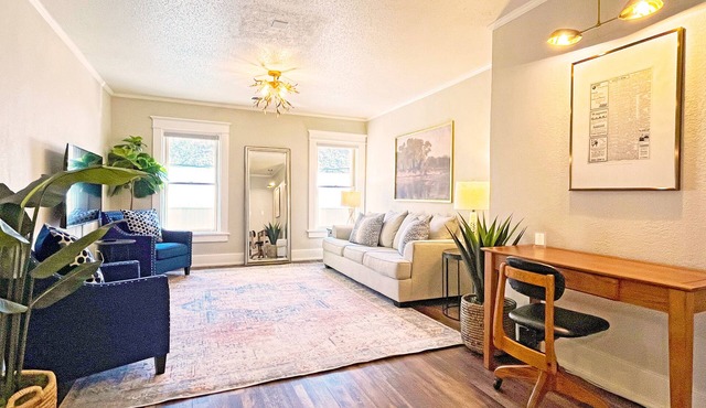 Full Kitchen/Spacious Living Room/Walk to Mineral Springs and Restaurants