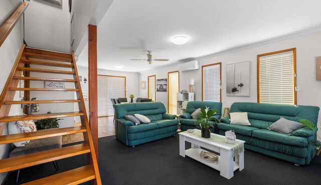 Full Linen, Air Cond, Ceiling Fans, Close to town, BBQ, Pizza Oven