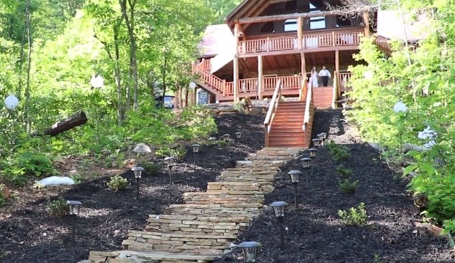 Full Log Cabin,11 wooded acres near Franklin NC. Sleeps 16 in Beds. Waterfalls.