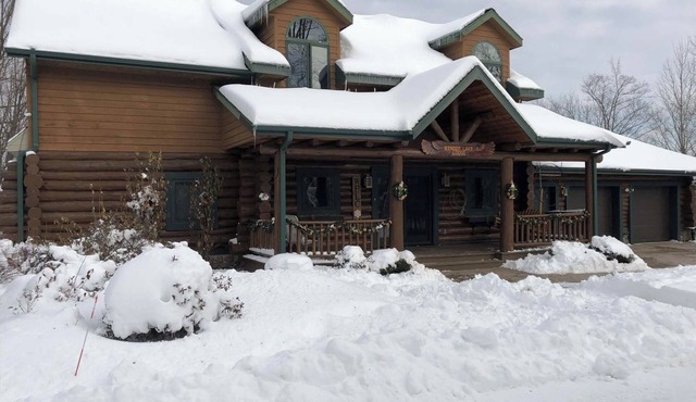 Full Log Lodge 3 night minimum, 2 night minimum October- April, Pet Friendly