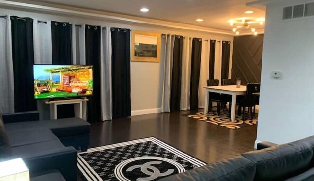 Full Modern House Near Downtown Chicago