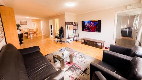 Full Privacy House with Free Parkrings