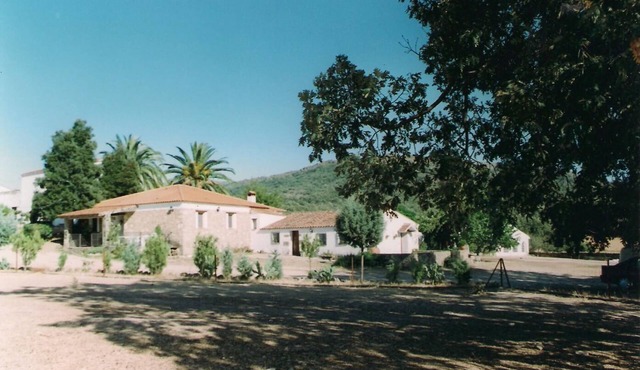 Full rental house located in the countryside, porch outside with barbecue