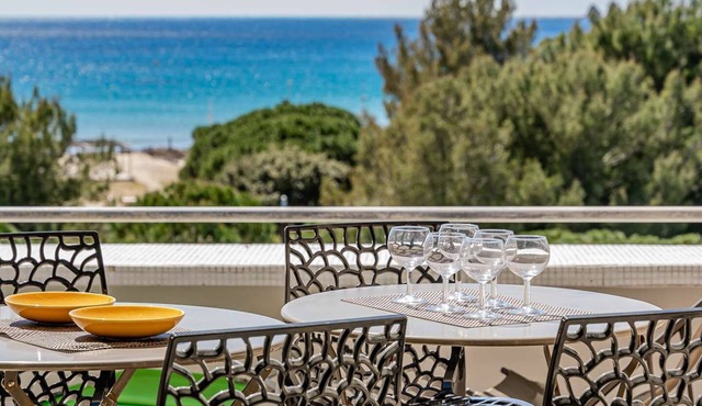 Full sea view, beach across, terrace 15 m², WIFI.