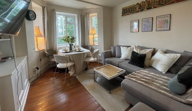 Full serviced apartment w/free parking - 20 mins to central London!