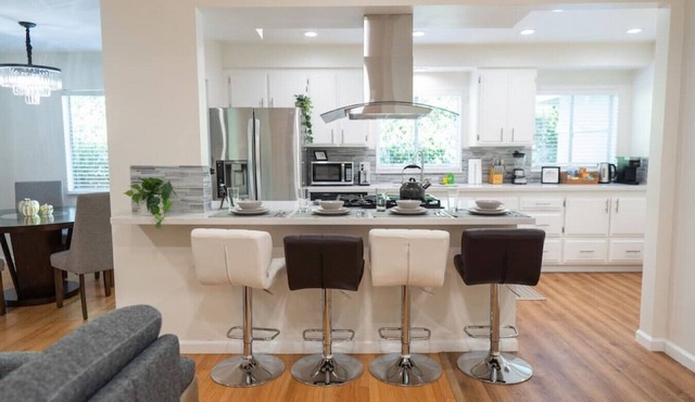 FULLERTON GEM: SPACIOUS 3BR HOUSE w/GARAGE & FENCED YARD/PATIO p56