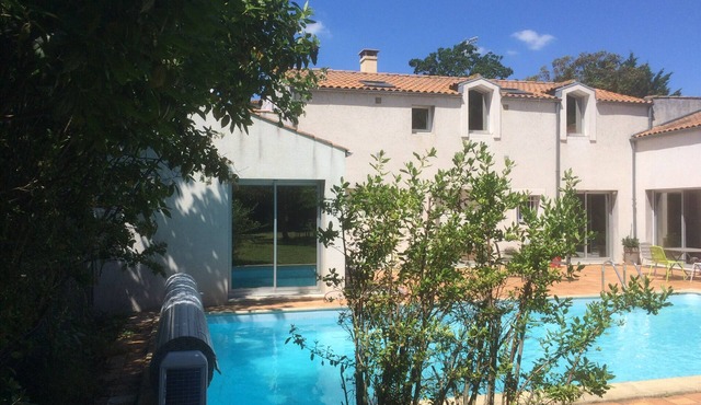 Fully air-conditioned house with heated pool in La Rochelle 12bedrooms