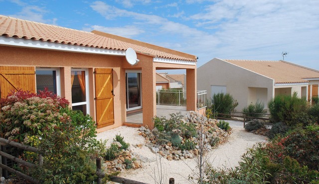 Fully Air-Conditioned Villa, Sleeps 6, Pools, Wi-Fi, Mediterranean Sea Views