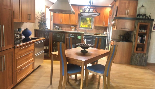 Fully decked out 4 Bdrm, relaxing backyard retreat. Minutes from Epic