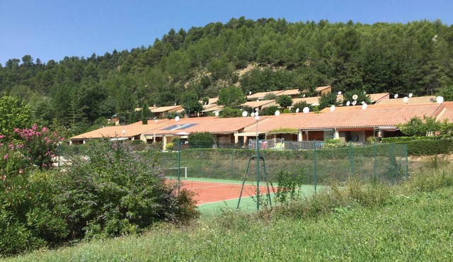 Fully equipped Mazet in condominium with swimming pool, tennis, boules court