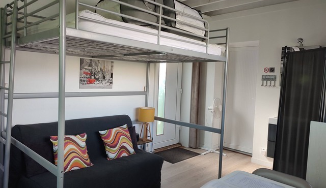 Fully-equipped 1 room furnished studio without partitions
