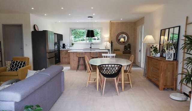 Fully-equipped 3-bedroom house with pool, 30min from the ocean