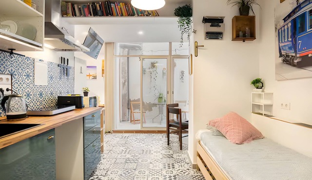 Fully equiped Studio with Patio, 15' from BCN center and 8' walk from the beach