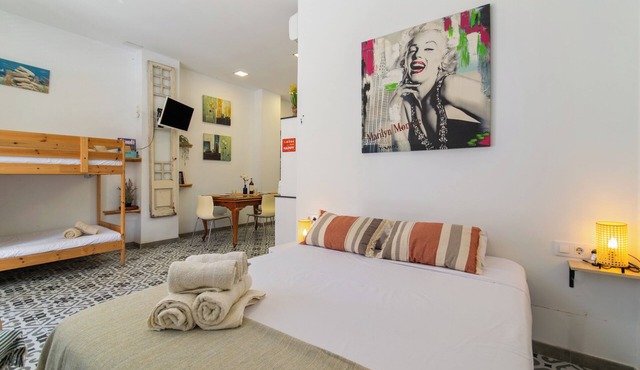 Fully equipped studio, 15 minutes from downtown BCN, 8 min. walk from the beach