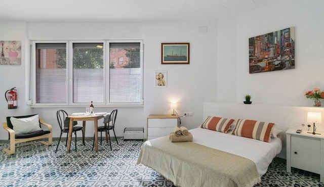 Fully equipped studio, 15 minutes from downtown BCN, 8 min. walk from the beach