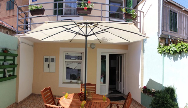 Fully Equiped House With Frontyard In Center Of The City, Quiet Street