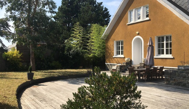 Fully equipped seaside villa (bikes, books, games etc.) and cottage