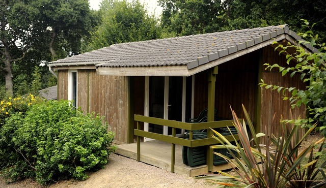 Fully equipped chalet in residential park in the countryside (swimming pool, library