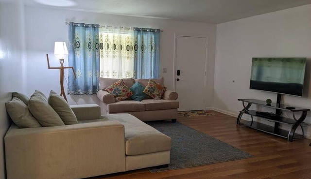 Fully equipped 2 bd/1 ba, 5 minutes from Downtown.