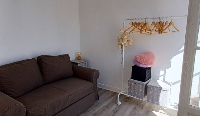 Fully-equipped 2-room apartment with 50m2 semi-covered terrace.