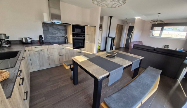 Fully equipped 2022 chalet. quality bedding. private spa and outdoor area.