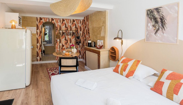 Fully-equipped 20m² studio on raised first floor. Ideal Caen location.