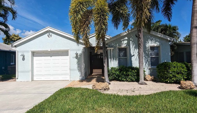 Fully Equipped 3/3 w/hot tub 1 Mile To Beach