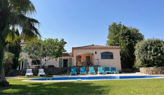 Fully equipped 6 bedroom modern family villa with pool sleeps 12