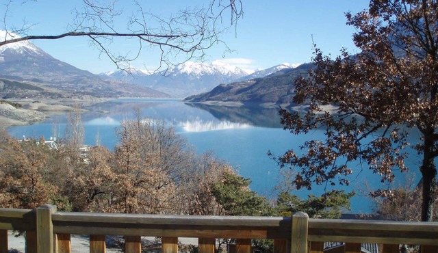 Fully-equipped bungalow on the shores of Lake Serre-Ponçon, very well heated in winter